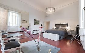 Old Bridge: Historical And Chic Apartment